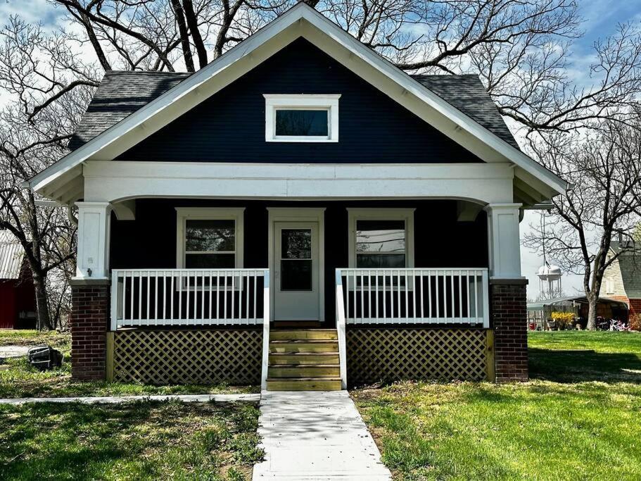 Mrs. Hughes Cottage - 2 Bedroom House W/ Parking Hamilton Eksteriør billede