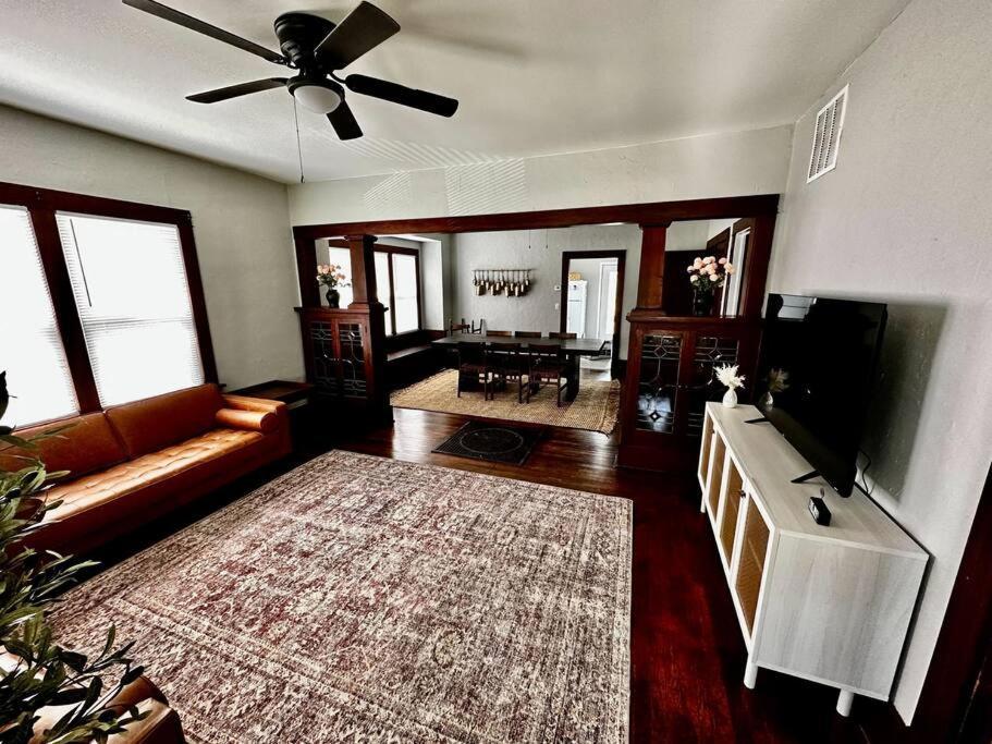 Mrs. Hughes Cottage - 2 Bedroom House W/ Parking Hamilton Eksteriør billede