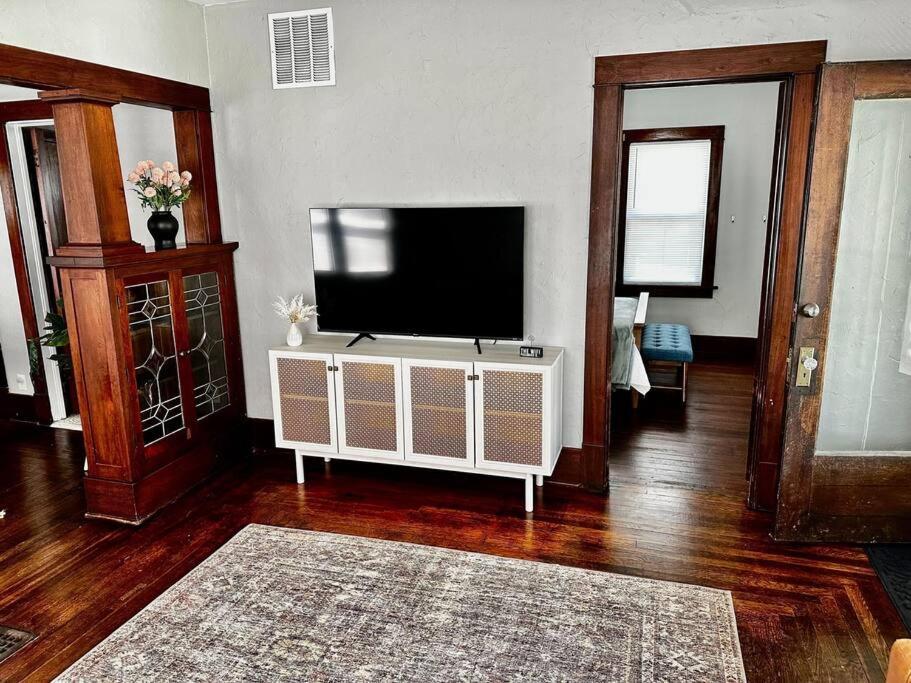 Mrs. Hughes Cottage - 2 Bedroom House W/ Parking Hamilton Eksteriør billede