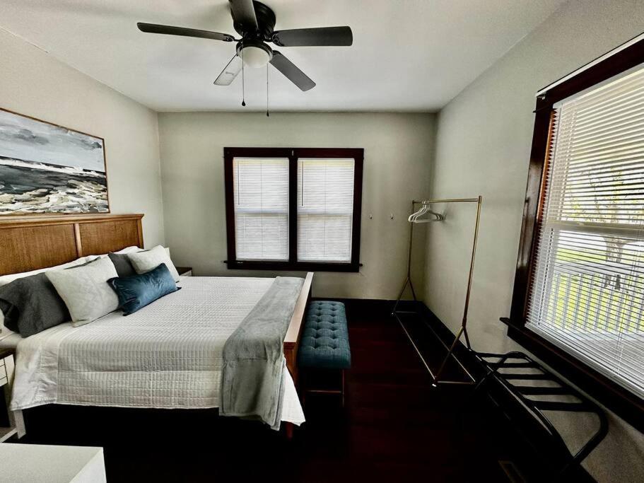 Mrs. Hughes Cottage - 2 Bedroom House W/ Parking Hamilton Eksteriør billede