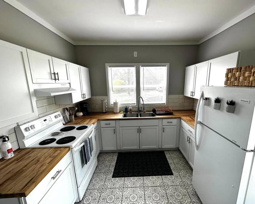 Mrs. Hughes Cottage - 2 Bedroom House W/ Parking Hamilton Eksteriør billede